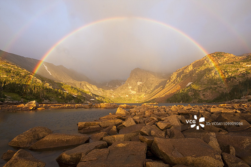 科罗拉多州沃德伊莎贝尔湖上的彩虹图片素材