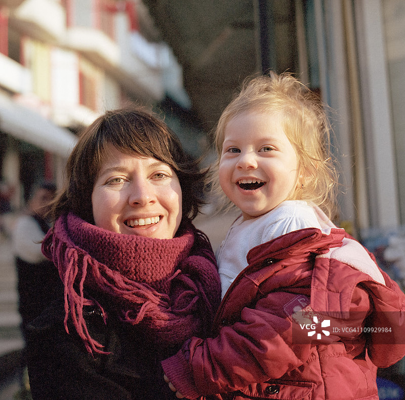 年轻女人和女童微笑图片素材