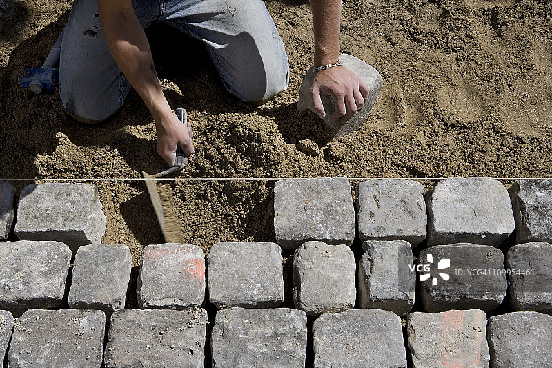 男人正在铺设路面图片素材