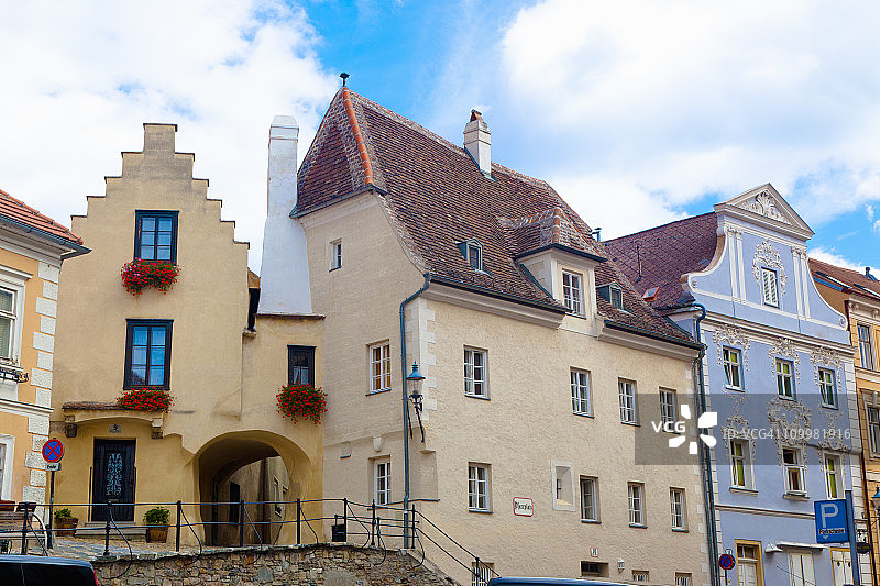 多瑙河畔克雷姆斯历史悠久的彩色建筑图片素材