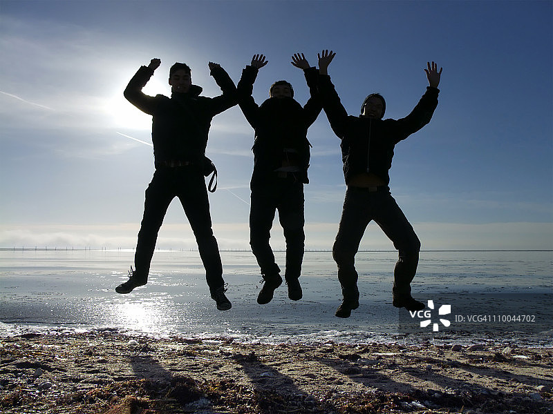 三个快乐男孩的剪影图片素材