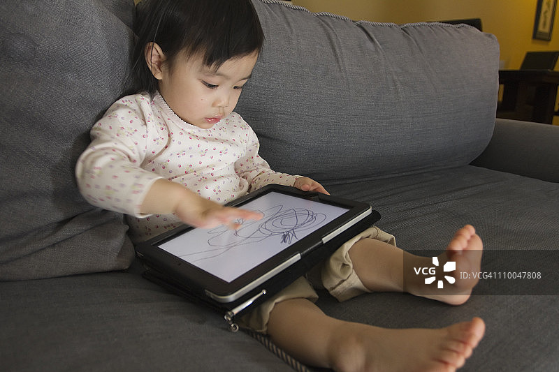 玩平板电脑的中国幼儿图片素材