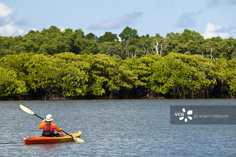 划皮划艇的女人图片素材