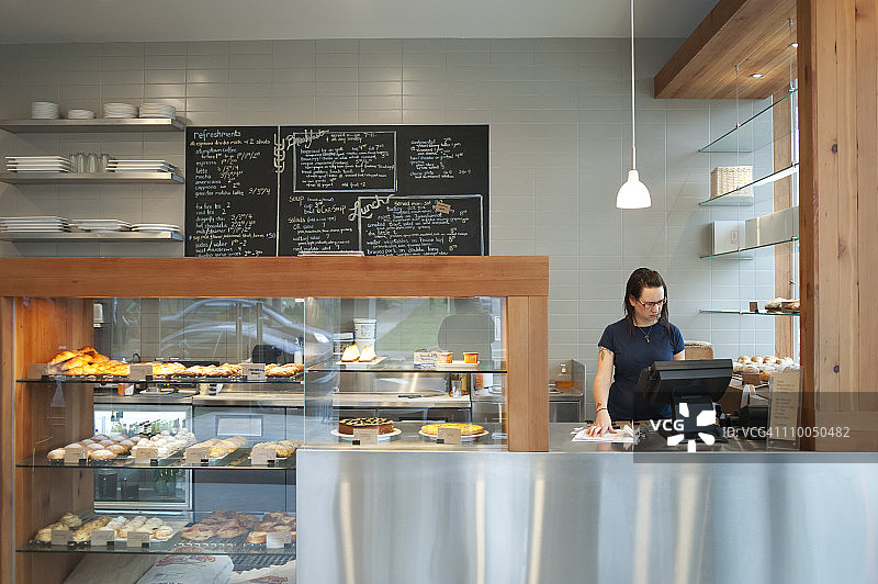 收银员在收银机上录入信息图片素材