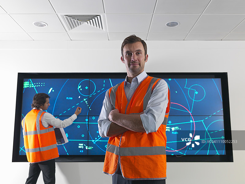 空中交通管制员与屏幕图片素材