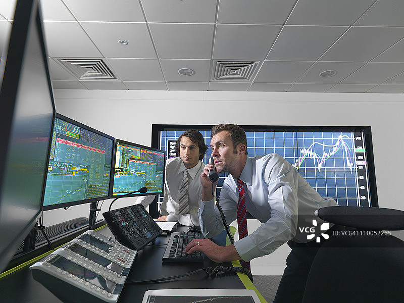 带有屏幕的金融交易员图片素材