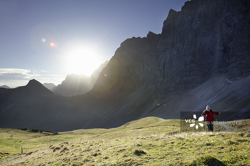 男人在山坡上散步图片素材