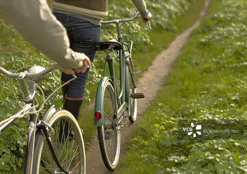 情侣推旧自行车特写图片素材