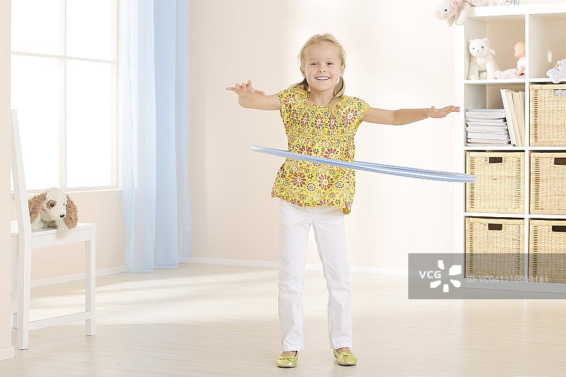 女孩玩呼啦圈（正面视角）图片素材