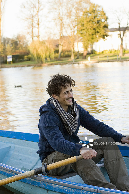 男人划着划艇图片素材