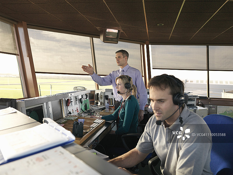 塔台里的空中交通管制员图片素材