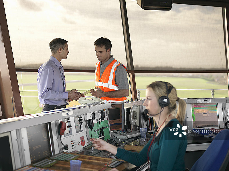 塔台里的空中交通管制员图片素材