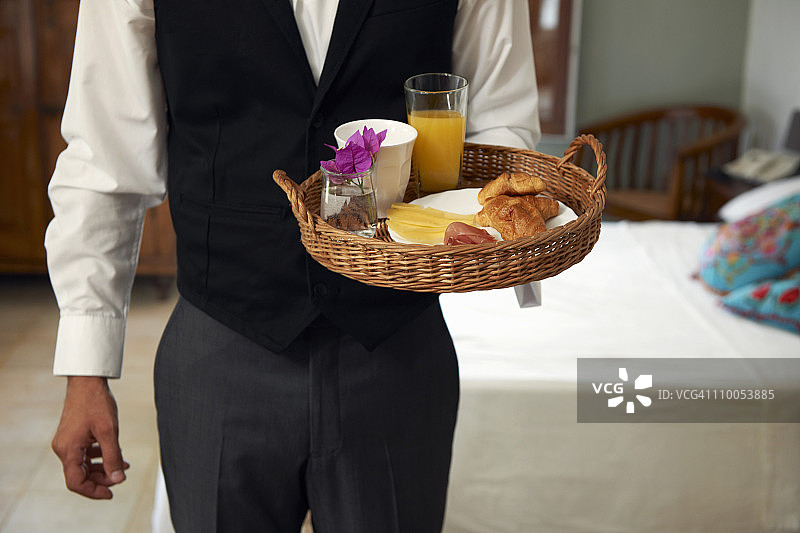 手托早餐托盘的服务员图片素材