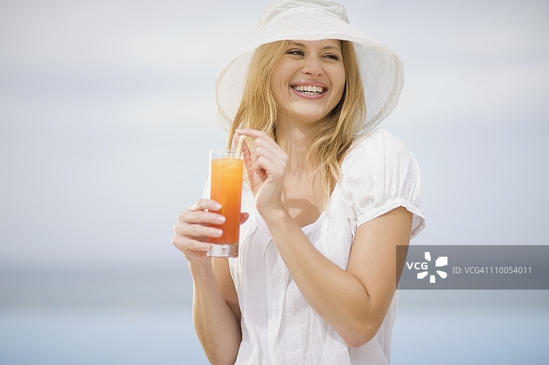 女孩在喝饮料图片素材