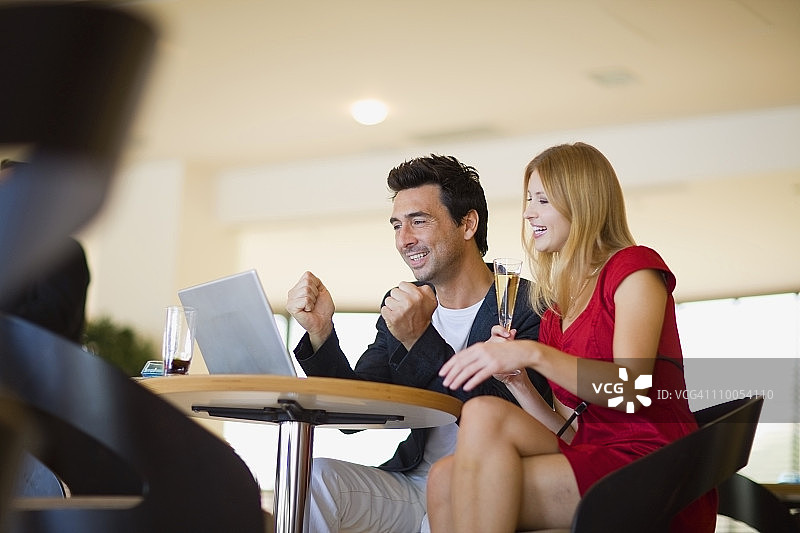 情侣和笔记本电脑图片素材