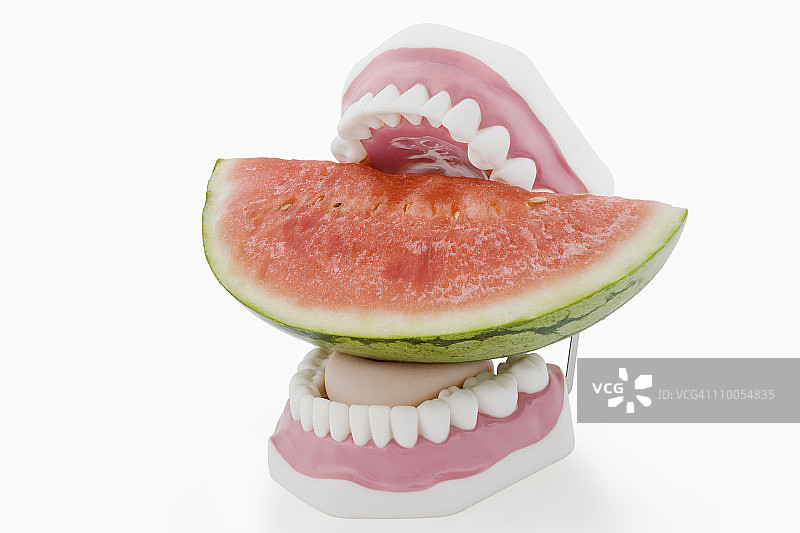 牙齿咬西瓜图片素材