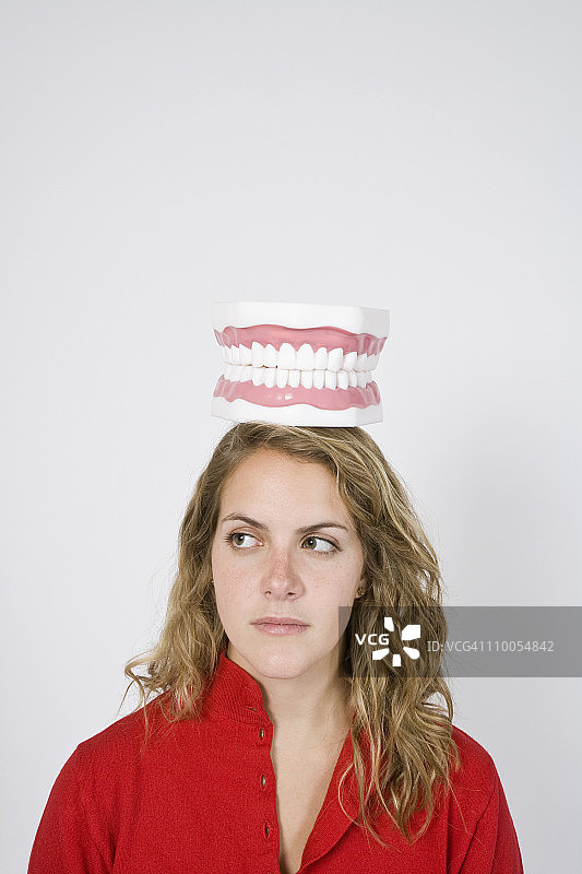 头顶假牙的女人图片素材