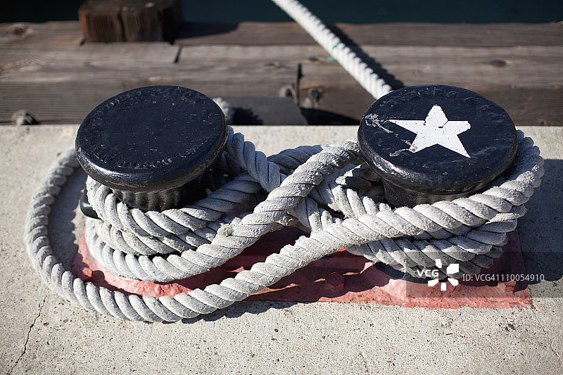 系在两个系缆柱上的绳子图片素材