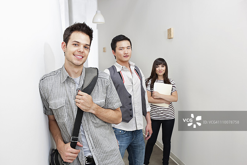 走廊里的年轻商务人士肖像图片素材