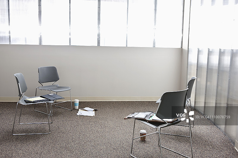 空房间内散落的椅子和文件图片素材