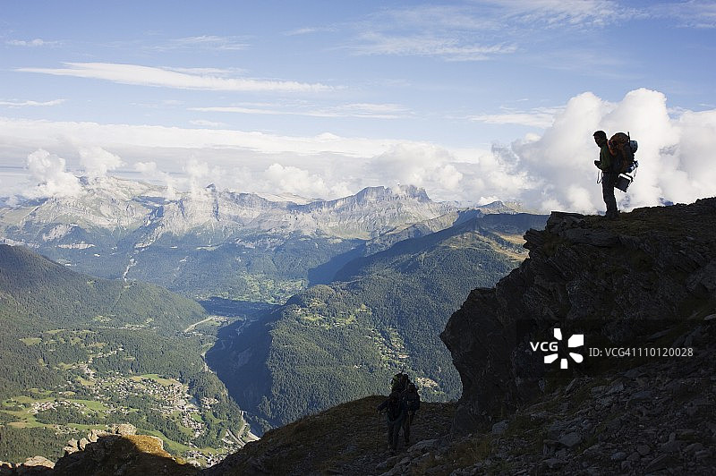 徒步者俯瞰法国霞慕尼山谷和勃朗峰图片素材