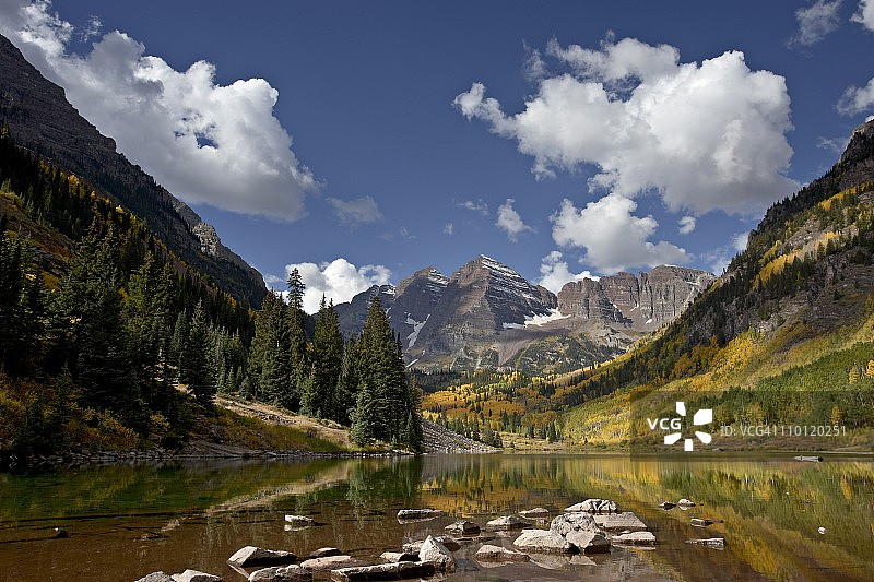 秋色中倒映在栗色湖中的栗色钟，美国科罗拉多州白河国家森林图片素材