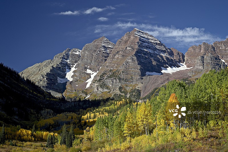 科罗拉多州白河国家森林 Maroon Bells 的秋色图片素材