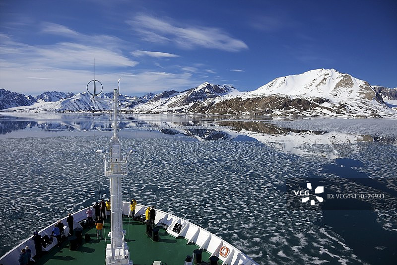在北极极地探险游轮上的游客，靠近夏季摩纳哥冰川，斯匹次卑尔根岛，斯瓦尔巴特群岛，挪威，斯堪的纳维亚，欧洲图片素材