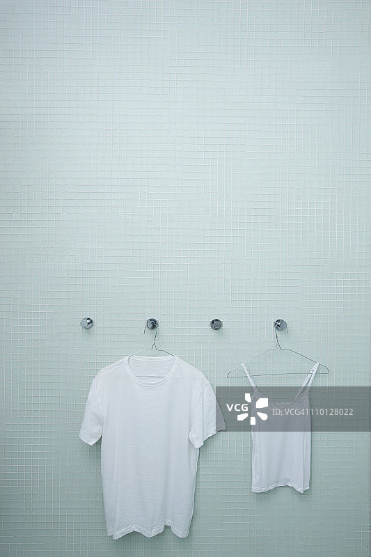 晾在淋浴间的他和她的衬衫图片素材