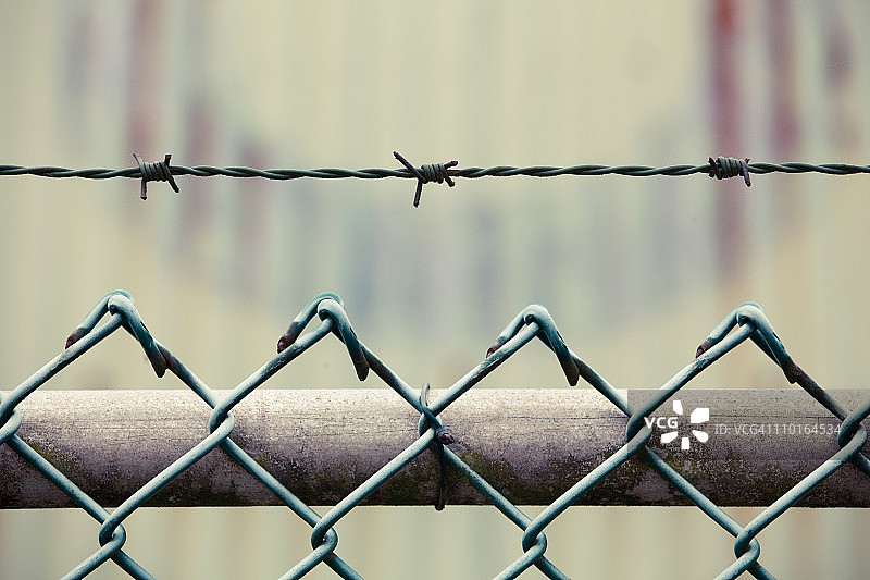 带刺铁丝网和栅栏图片素材