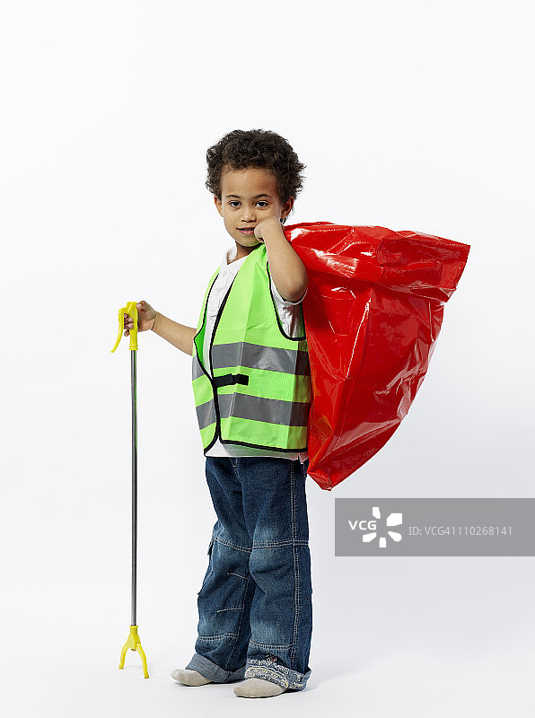 拿着清洁工具的男孩图片素材