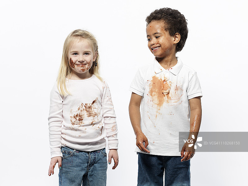 两个浑身沾满巧克力酱的孩子图片素材