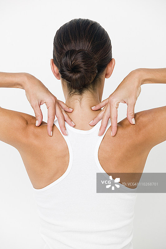 年轻女子触摸肩膀图片素材