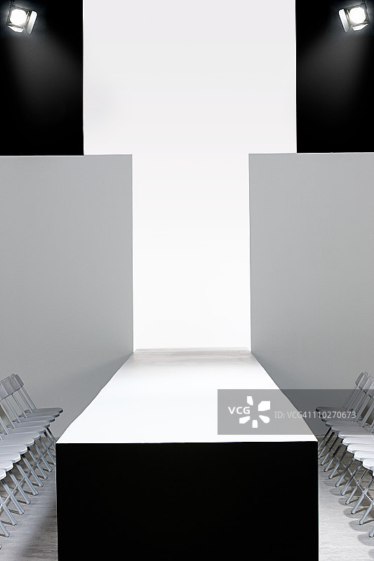 时装秀和空旷的T台图片素材