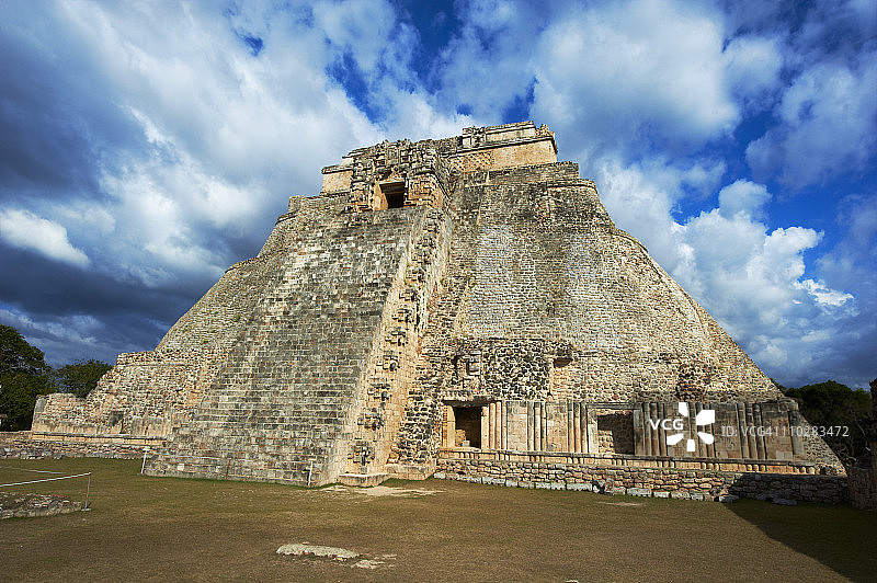 墨西哥尤卡坦乌斯马尔魔法师金字塔图片素材