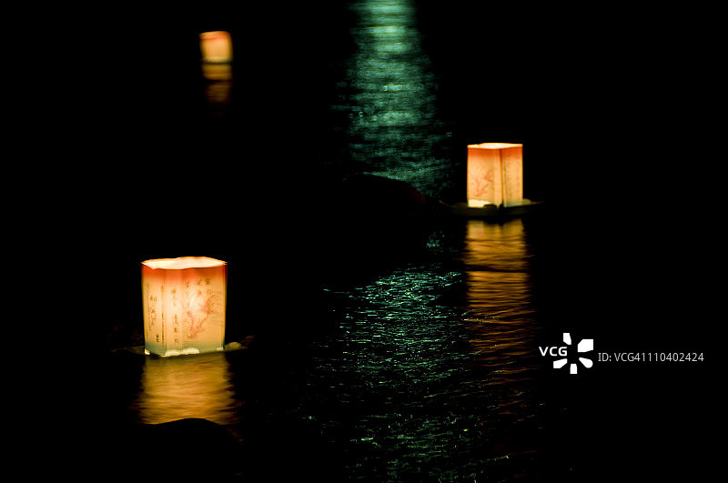 夜 River Floating Lanterns图片素材