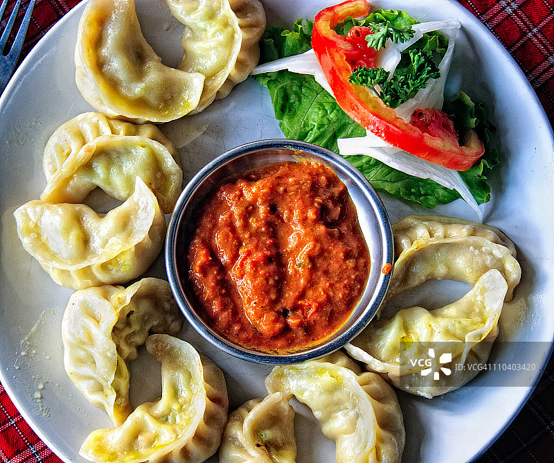 准备享用的尼泊尔馍馍图片素材