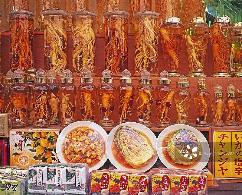 市场上的一排罐子图片素材