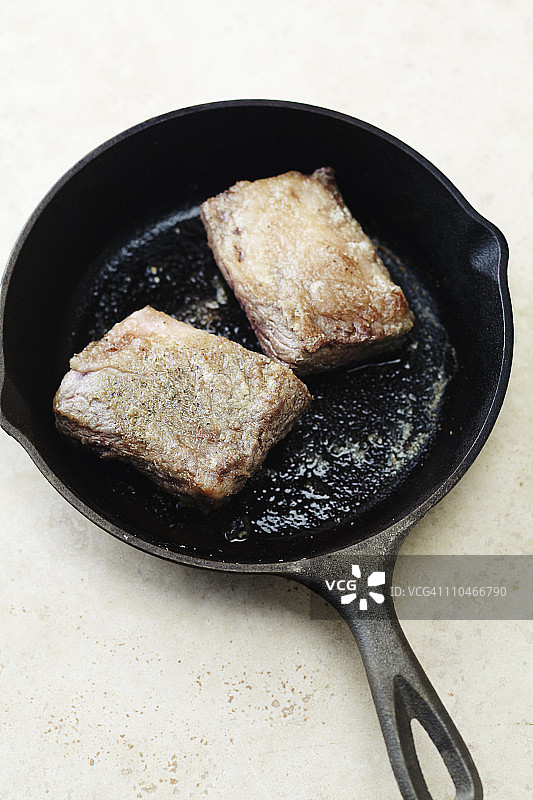 平底锅里的短肋骨图片素材