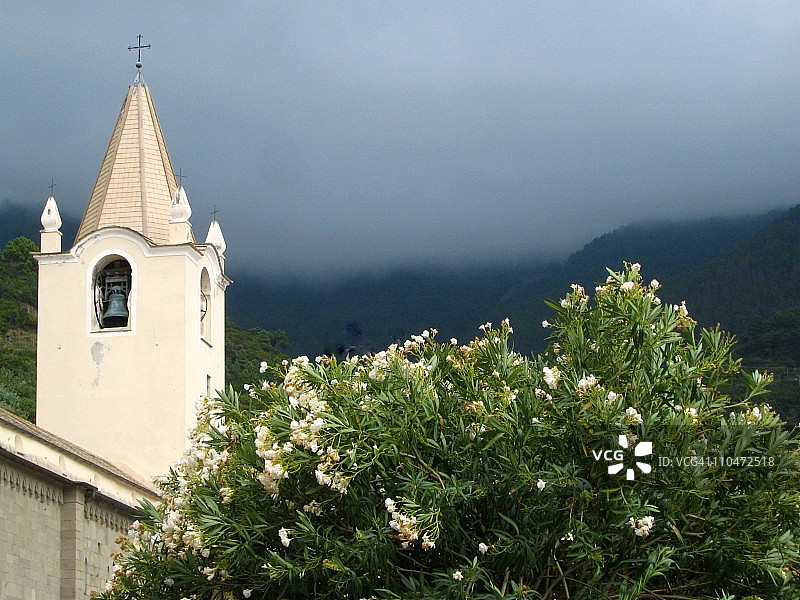 阴暗天空下的钟楼图片素材