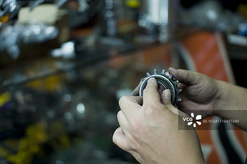 手中的齿轮图片素材