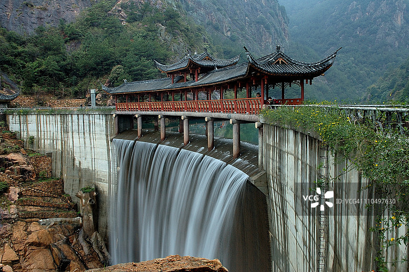 中式桥梁瀑布图片素材