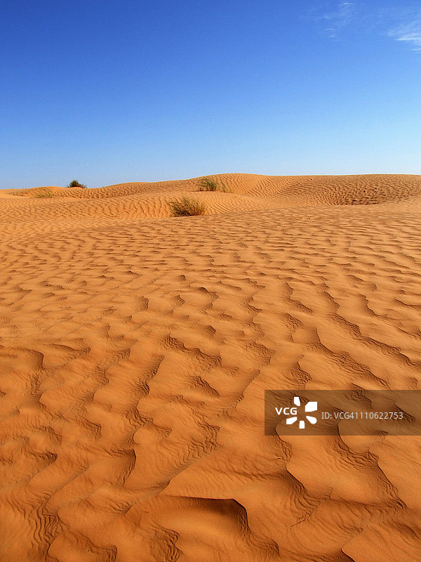 沙滩与天空之间图片素材
