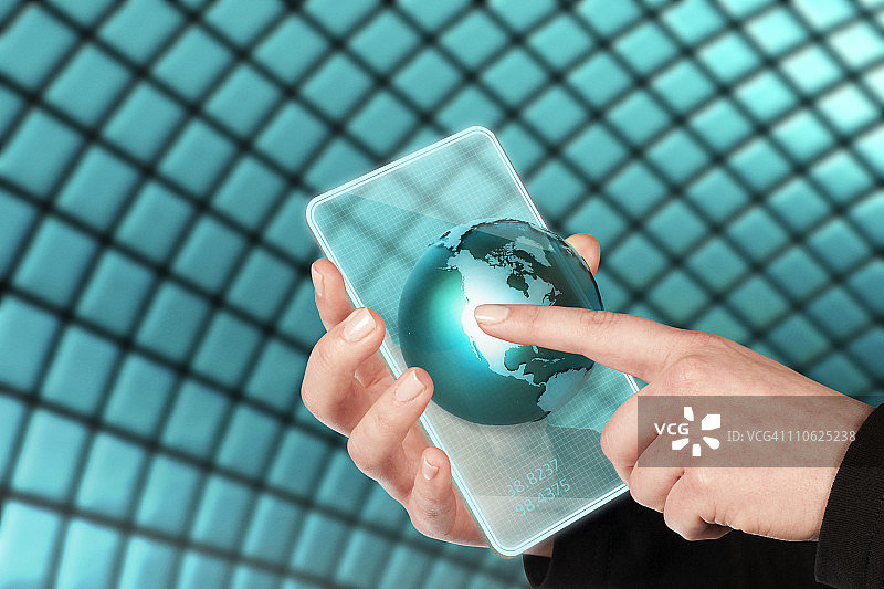 女人使用触摸屏设备图片素材