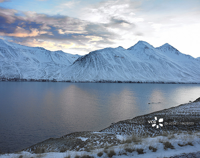 峡湾上的冬日之光图片素材