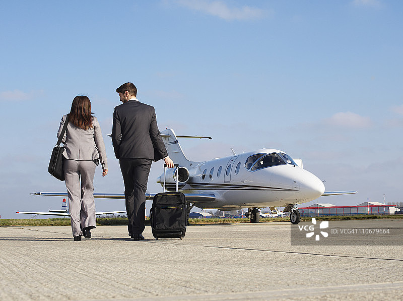 两位商务伙伴走向飞机图片素材