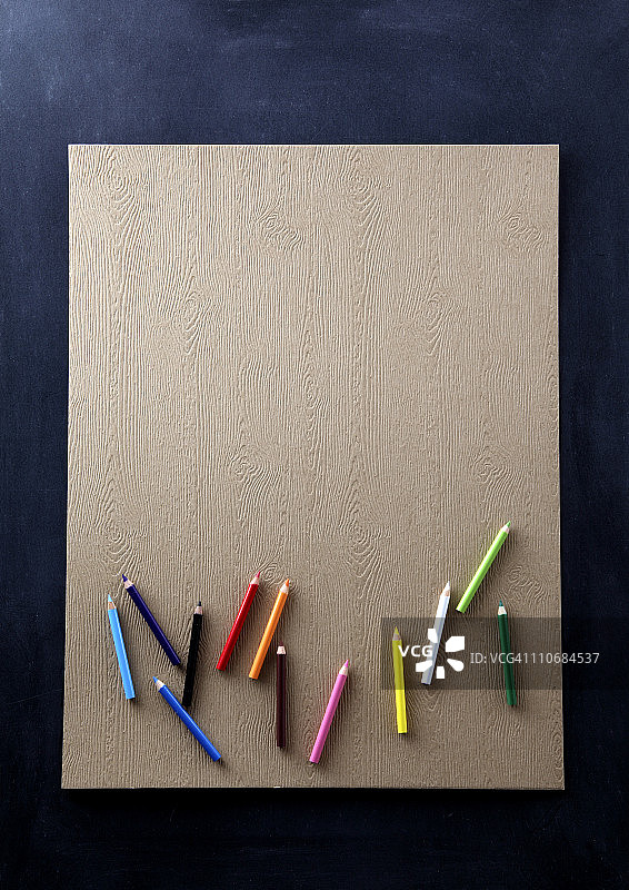 彩色铅笔旁的空白纸张图片素材