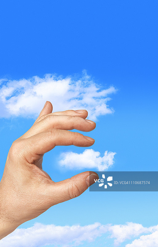 手持带有复制空间的云朵图片素材