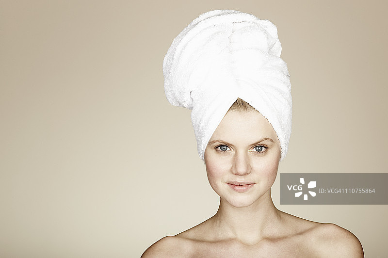 用毛巾包裹着头发的女子图片素材