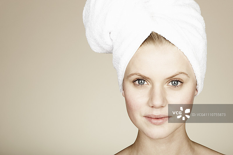 用毛巾包裹着头发的女子图片素材